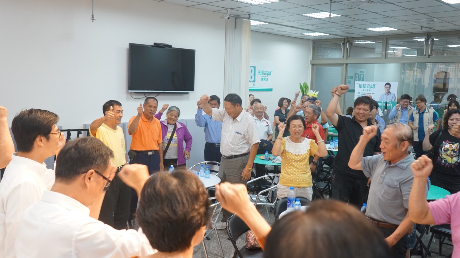 陳其邁感謝運將大哥、大姐百忙之中專程撥空到服務處參加座談,力挺他參選市長。 圖/陳其邁選辦 陳其邁感謝運將大哥、大姐百忙之中專程撥空到服務處參加座談,力挺他參選市長。 圖/陳其邁選辦
