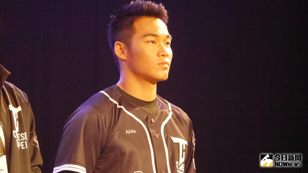 Lamigo桃猿隊17日宣布讓陣中外野手「大王」王柏融旅外。 Lamigo桃猿隊17日宣布讓陣中外野手「大王」王柏融旅外。