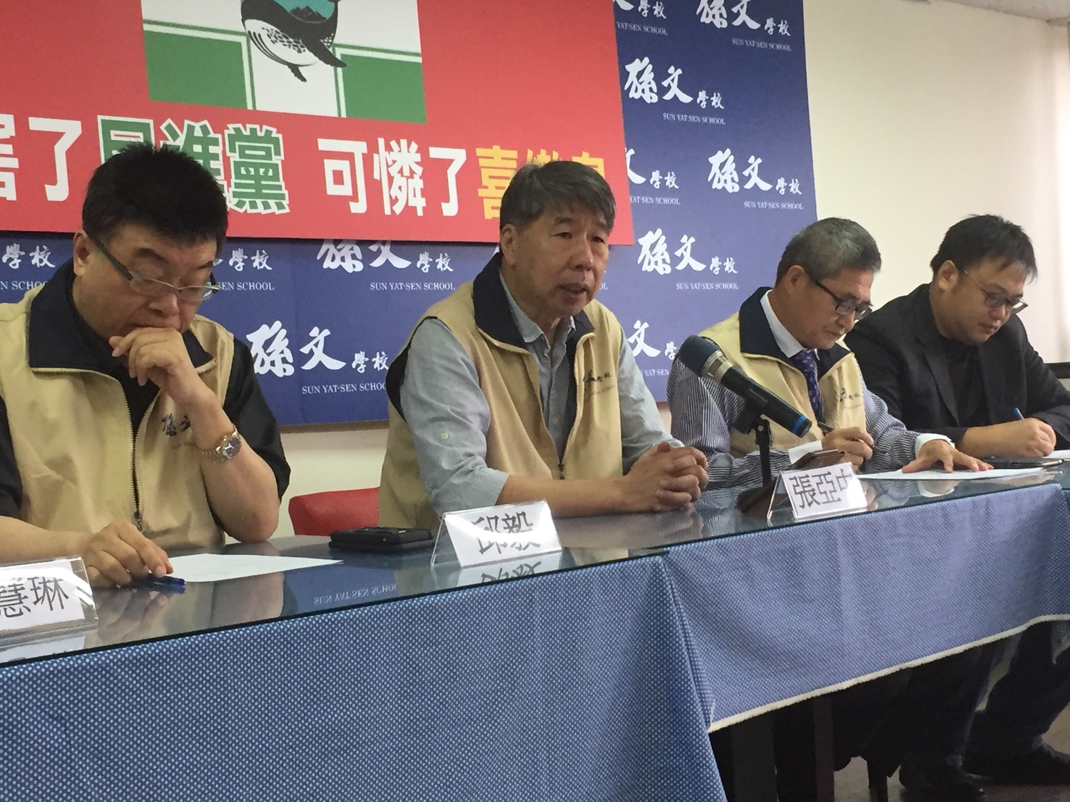 深藍團體「孫文學校」上午召開「厲害了,民進黨;可憐了,喜樂島」記者會。 圖:趙婉淳/攝 深藍團體「孫文學校」上午召開「厲害了,民進黨;可憐了,喜樂島」記者會。 圖:趙婉淳/攝