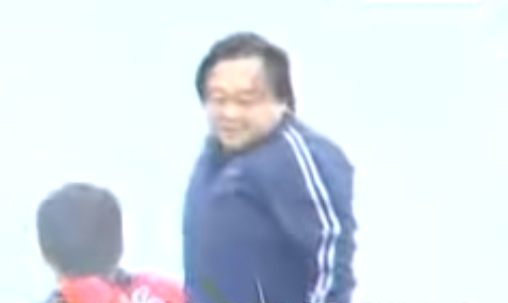 王世堅跳海畫面。 圖:翻攝Youtube頻道「asd56789a」 王世堅跳海畫面。 圖:翻攝Youtube頻道「asd56789a」