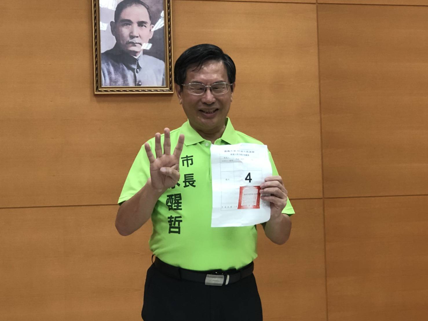 民進黨籍候選人涂醒哲抽中4號。 圖:蔡坤龍/攝 民進黨籍候選人涂醒哲抽中4號。 圖:蔡坤龍/攝