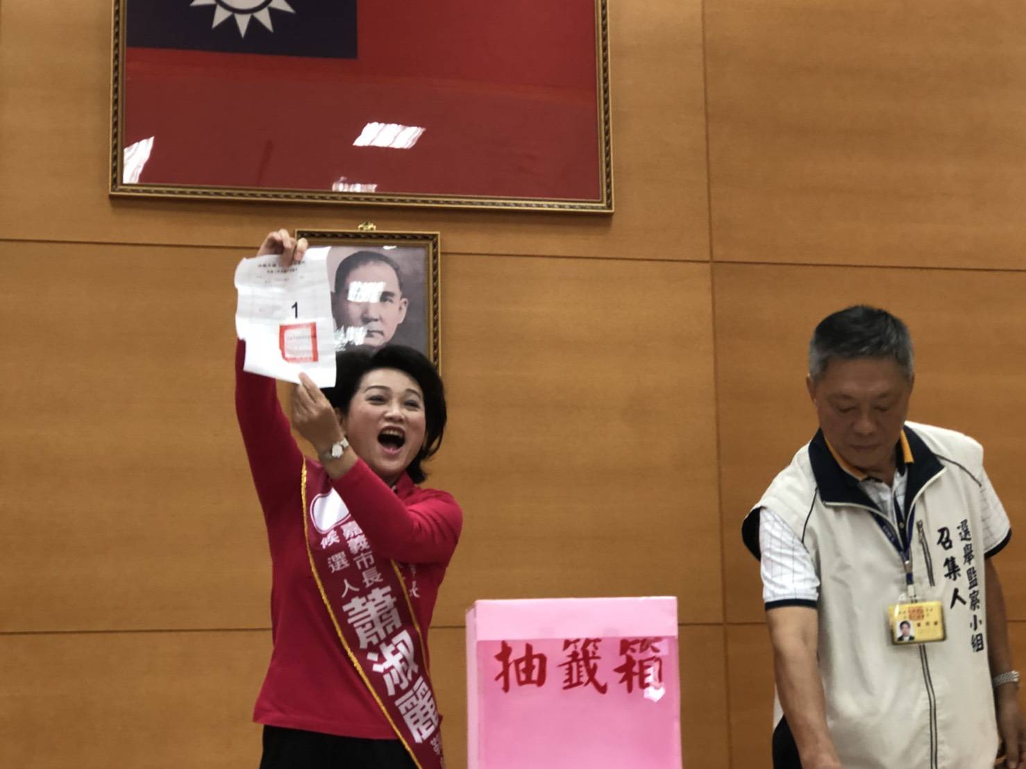 無黨籍候選人蕭淑麗抽中1號籤。 圖:蔡坤龍/攝 無黨籍候選人蕭淑麗抽中1號籤。 圖:蔡坤龍/攝