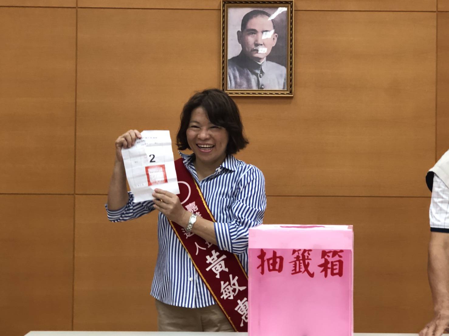 國民黨籍候選人抽中黃敏惠2號。 圖:蔡坤龍/攝 國民黨籍候選人抽中黃敏惠2號。 圖:蔡坤龍/攝