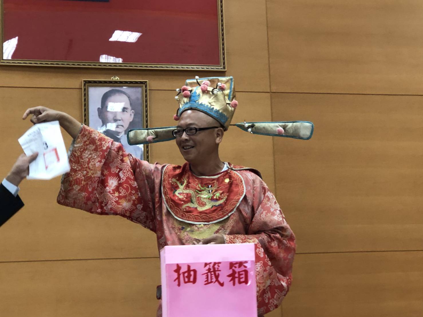 無黨籍候選人黃宏成台灣阿成世界偉人財神總統抽中3號。 圖:蔡坤龍/攝 無黨籍候選人黃宏成台灣阿成世界偉人財神總統抽中3號。 圖:蔡坤龍/攝