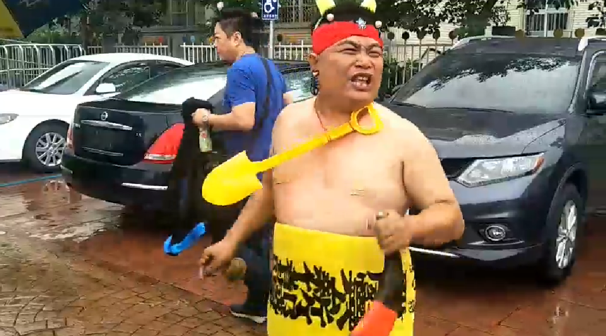 雲林縣虎尾鎮長參選人陳獻堂上月以乩童裝扮參選,吸引不少人圍觀。 圖:取自陳獻堂臉書 雲林縣虎尾鎮長參選人陳獻堂上月以乩童裝扮參選,吸引不少人圍觀。 圖:取自陳獻堂臉書