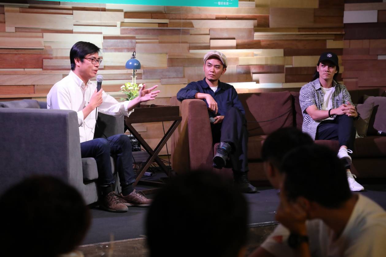 陳其邁與年輕人談在地流行音樂。 圖 : 陳其邁競選辦公室/提供 陳其邁與年輕人談在地流行音樂。 圖 : 陳其邁競選辦公室/提供