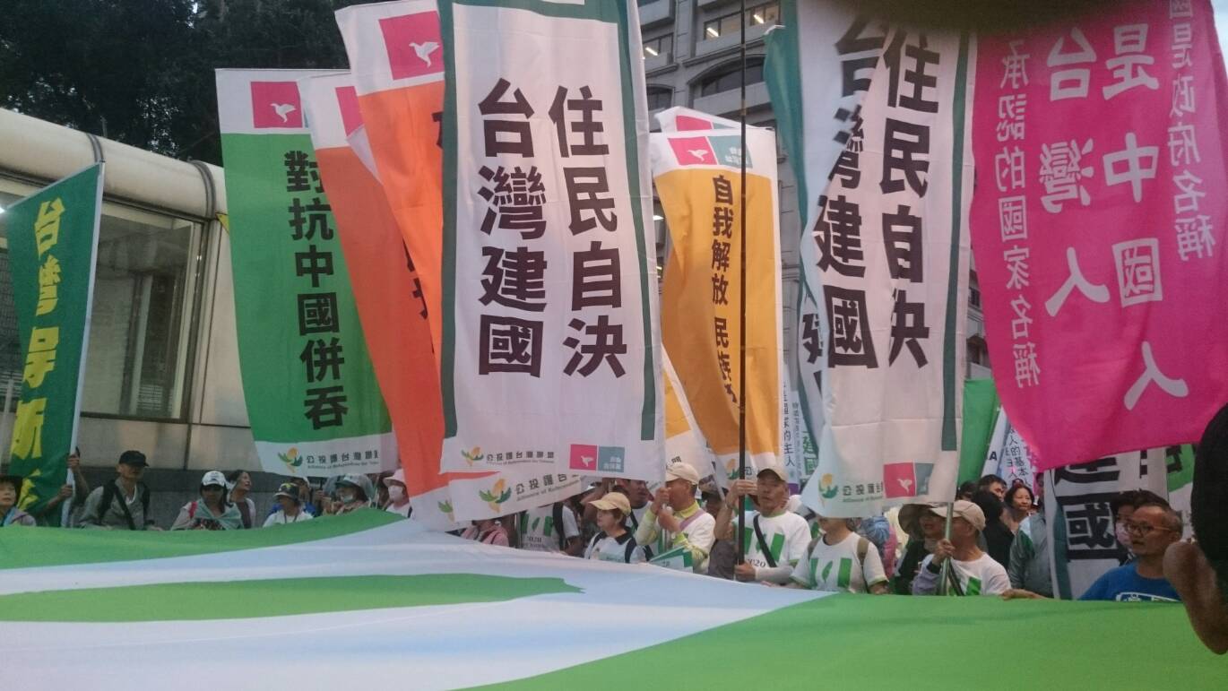 今(20)天下午5時45分左右,自由台灣黨主席蔡丁貴帶領數十名群眾從林森南路前進。 圖:林朝億/攝 今(20)天下午5時45分左右,自由台灣黨主席蔡丁貴帶領數十名群眾從林森南路前進。 圖:林朝億/攝