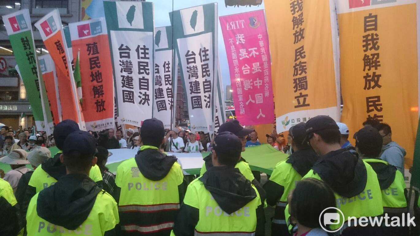 警方與自由台灣黨主席蔡丁貴所帶領的群眾對峙。 圖:林朝億/攝 警方與自由台灣黨主席蔡丁貴所帶領的群眾對峙。 圖:林朝億/攝