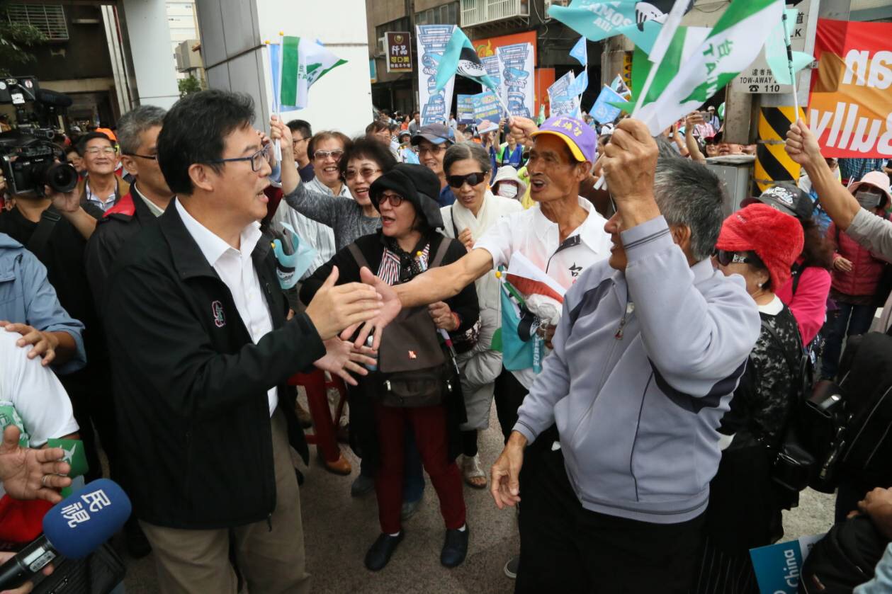 民進黨台北市長候選人姚文智路過活動現場。 圖:姚文智辦公室/提供 民進黨台北市長候選人姚文智路過活動現場。 圖:姚文智辦公室/提供