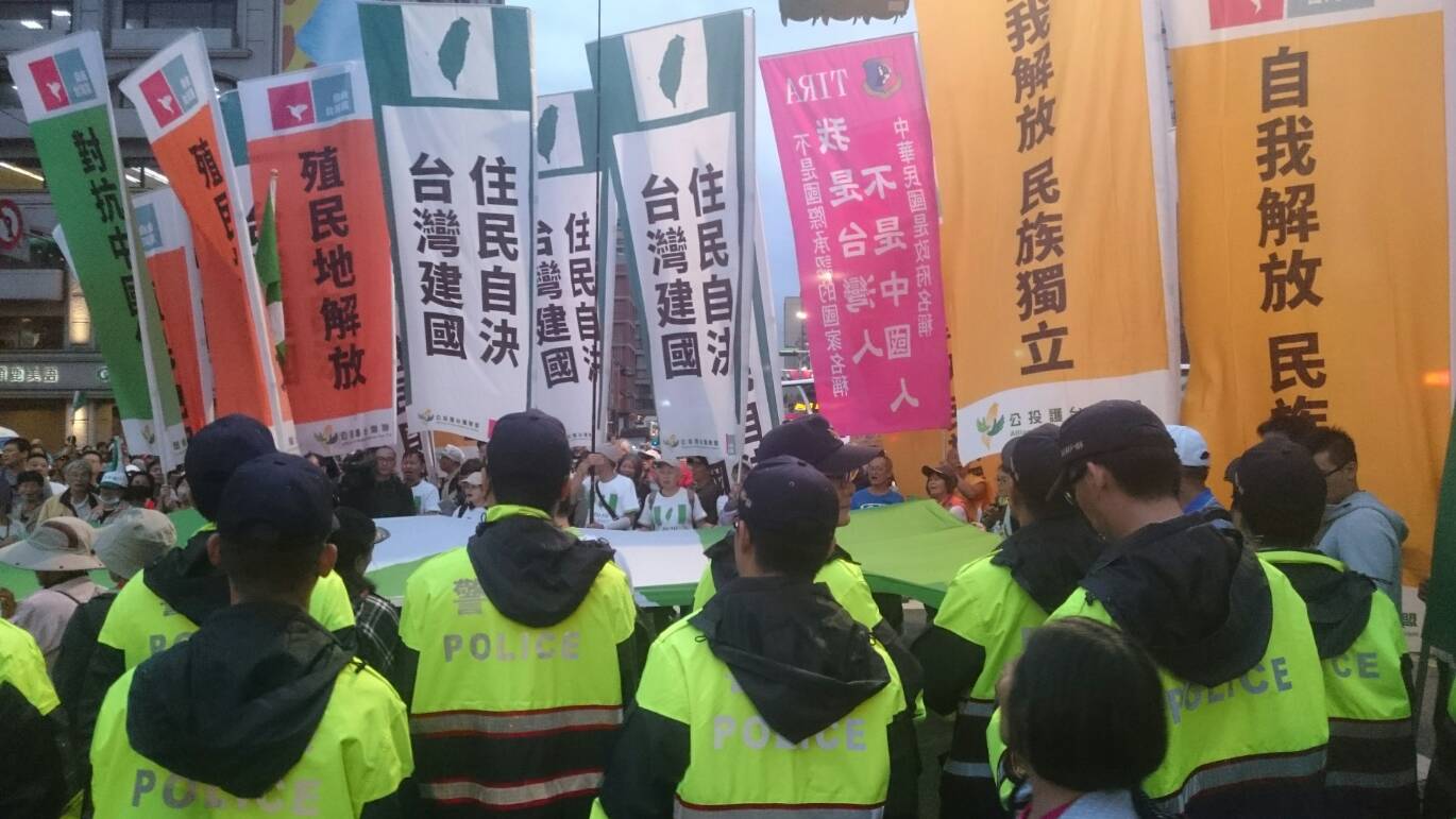 稍晚,自由台灣黨主席蔡丁貴率領民眾與警方對峙。 圖:林朝億/攝 稍晚,自由台灣黨主席蔡丁貴率領民眾與警方對峙。 圖:林朝億/攝