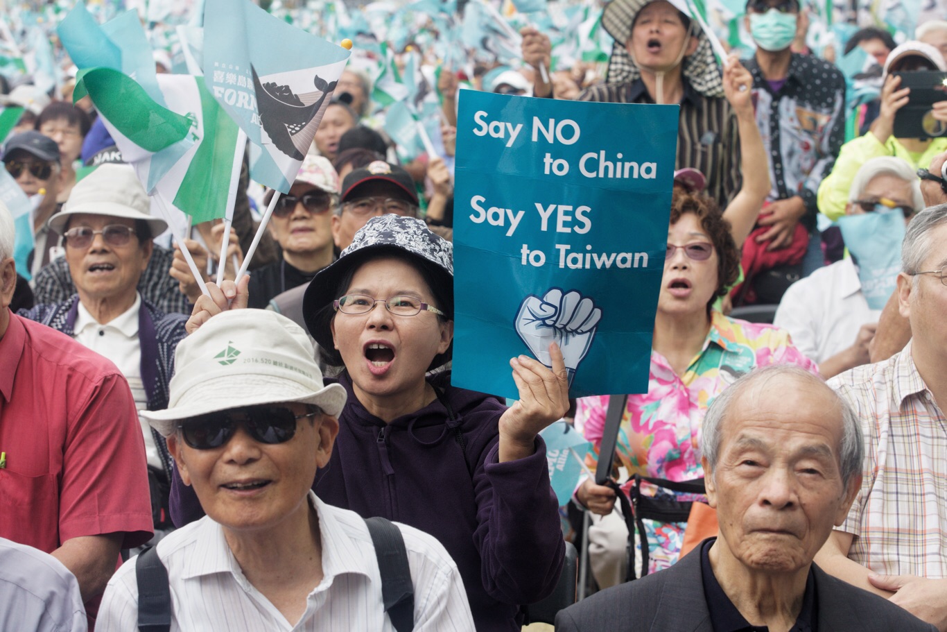 民眾高舉「Say NO to China Say YES to Taiwan」牌子響應活動。 圖:張良一/攝 民眾高舉「Say NO to China Say YES to Taiwan」牌子響應活動。 圖:張良一/攝