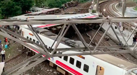 普悠瑪列車21日發生嚴重事故,車廂出軌,其中5節車廂翻覆。 圖:翻攝爆料公社/資料畫面 普悠瑪列車21日發生嚴重事故,車廂出軌,其中5節車廂翻覆。 圖:翻攝爆料公社/資料畫面