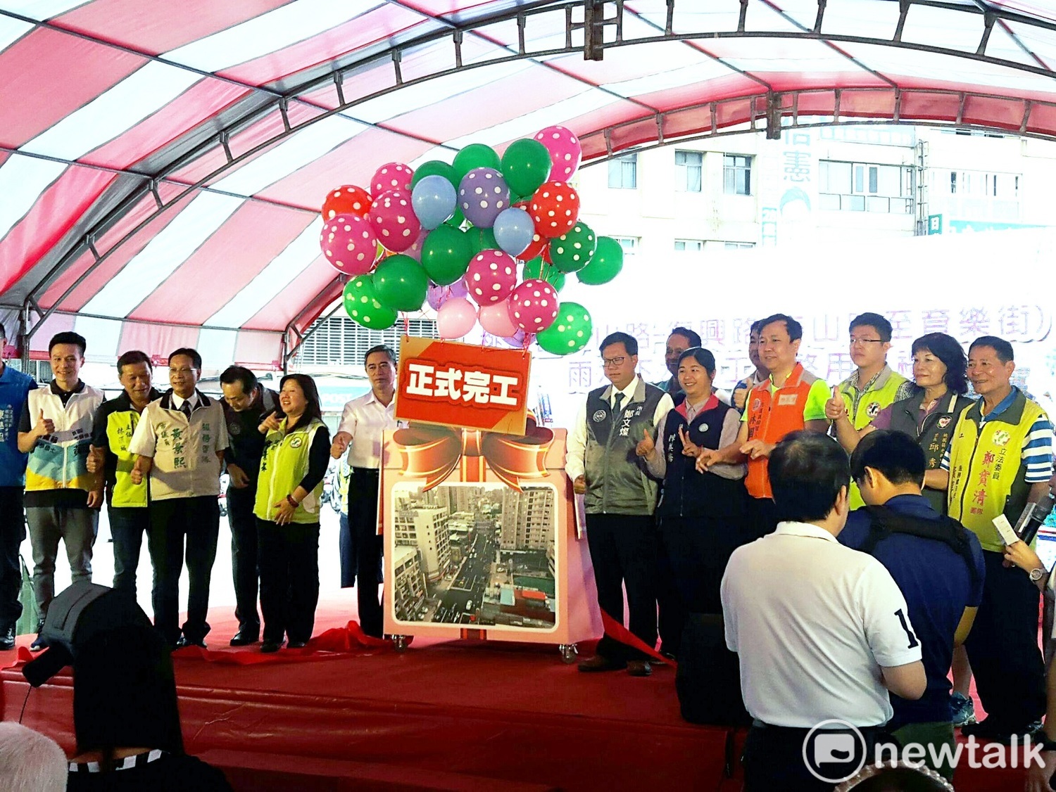 市長鄭文燦僅隔30公尺在市府廣場出席雨水下水道工程啟用典禮。 圖:林昀真/攝 市長鄭文燦僅隔30公尺在市府廣場出席雨水下水道工程啟用典禮。 圖:林昀真/攝