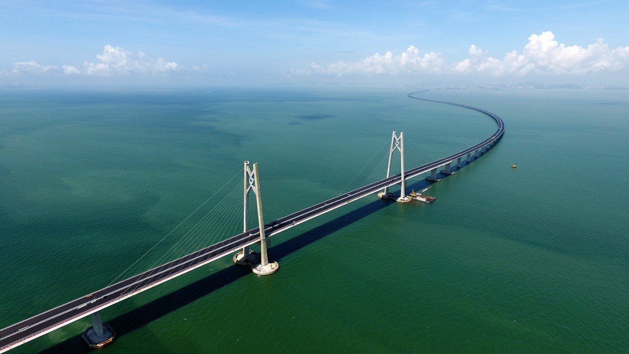連接香港大嶼山、澳門半島跟大陸廣東珠海的珠港澳大橋即將通車。 圖:翻攝微博 連接香港大嶼山、澳門半島跟大陸廣東珠海的珠港澳大橋即將通車。 圖:翻攝微博