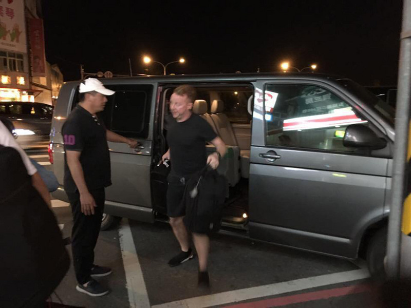「我們什麼都不會,就只會開車」,宜蘭一群熱血司機在普悠瑪翻車後免費疏運受困旅客,讓不少人感動。 圖/中央社 「我們什麼都不會,就只會開車」,宜蘭一群熱血司機在普悠瑪翻車後免費疏運受困旅客,讓不少人感動。 圖/中央社