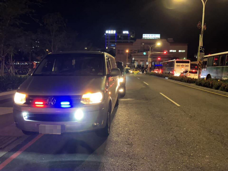 聽說很多遊客在蘇澳新站跟新馬站等待救援,林家慶就立刻線上召集有空的司機,馬上出發助人。 圖/中央社 聽說很多遊客在蘇澳新站跟新馬站等待救援,林家慶就立刻線上召集有空的司機,馬上出發助人。 圖/中央社