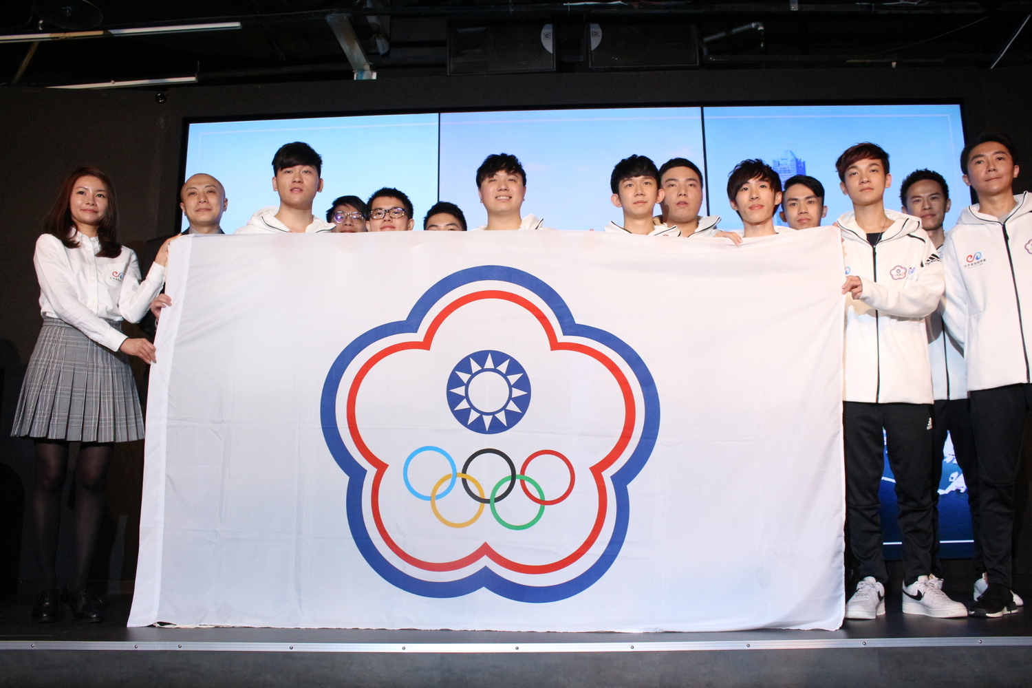 徐培菁將中華奧會旗授予中華台北隊選手。