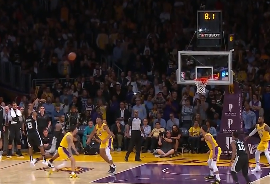 開季二連敗的湖人隊主場面對馬刺隊,湖人在第四節讀秒階段靠著Lebron James的大號三分球扳平比分進入延長賽,但馬刺替補後衛Patty Mills在延長賽讀秒階段同樣靠著跳投,為馬刺帶走勝利。 圖:翻攝自Youtube 開季二連敗的湖人隊主場面對馬刺隊,湖人在第四節讀秒階段靠著Lebron James的大號三分球扳平比分進入延長賽,但馬刺替補後衛Patty Mills在延長賽讀秒階段同樣靠著跳投,為馬刺帶走勝利。 圖:翻攝自Youtube