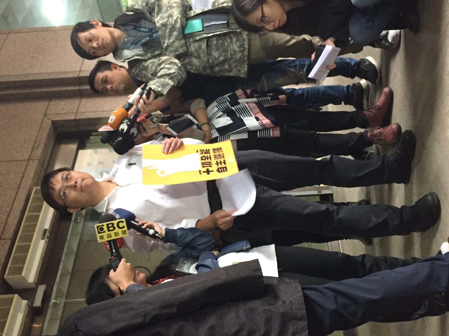 中選會23日中午公布補件結果,確定以核養綠連署書達第二階段成案門檻,黃士修下午再度回到中選會召開記者會。 圖:趙婉淳/攝 中選會23日中午公布補件結果,確定以核養綠連署書達第二階段成案門檻,黃士修下午再度回到中選會召開記者會。 圖:趙婉淳/攝