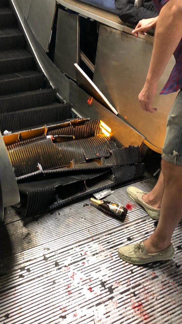 義大利羅馬市中心1處地鐵站的電扶梯故障失控,造成20多名俄羅斯球迷受傷,而電扶梯也扭曲變形,現場還遺留酒瓶。 圖:翻攝Коля Идеолог推特 義大利羅馬市中心1處地鐵站的電扶梯故障失控,造成20多名俄羅斯球迷受傷,而電扶梯也扭曲變形,現場還遺留酒瓶。 圖:翻攝Коля Идеолог推特