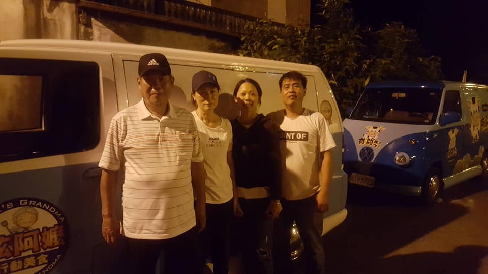 普悠瑪事故當夜趕往現場提供熱食的胖卡協會成員 截圖自龔修賢臉書 普悠瑪事故當夜趕往現場提供熱食的胖卡協會成員 截圖自龔修賢臉書