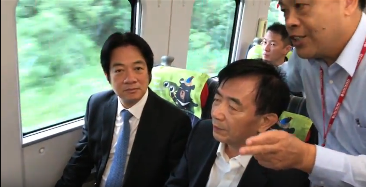 台鐵普悠瑪21日的出軌翻覆意外，今（24）日清晨恢復雙向通車，行政院長賴清德（右）為了給予民眾信心，親自搭乘06:44首班普悠瑪列車從台北前往花蓮，再前往視察新馬車站，並承諾會要求台鐵全面體檢。