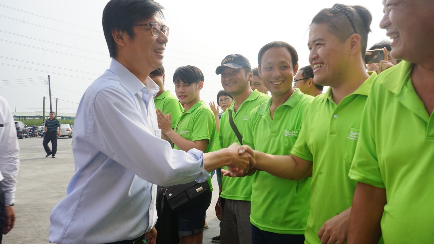 陳其邁與青年朋友握手。 圖 : 陳其邁競選辦公室/提供 陳其邁與青年朋友握手。 圖 : 陳其邁競選辦公室/提供