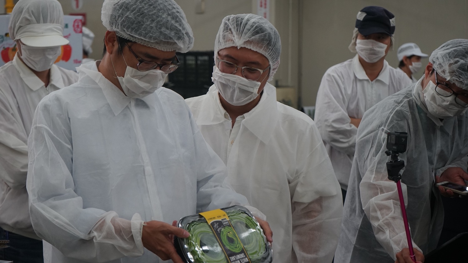 陳其邁參觀加洲果菜運銷合作社參觀農產品冷鏈系統及智慧倉儲系統。 圖 : 陳其邁競選辦公室/提供 陳其邁參觀加洲果菜運銷合作社參觀農產品冷鏈系統及智慧倉儲系統。 圖 : 陳其邁競選辦公室/提供