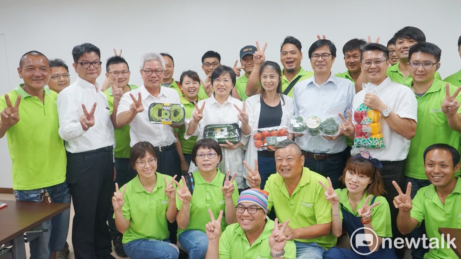 民進黨高雄市長候選人陳其邁(第二排右三)、立委劉世芳(第二排左四)24日下午前往高雄市路竹區加洲果菜運銷合作社,與型農們進行農業座談會。 圖:翻攝陳其邁臉書 民進黨高雄市長候選人陳其邁(第二排右三)、立委劉世芳(第二排左四)24日下午前往高雄市路竹區加洲果菜運銷合作社,與型農們進行農業座談會。 圖:翻攝陳其邁臉書