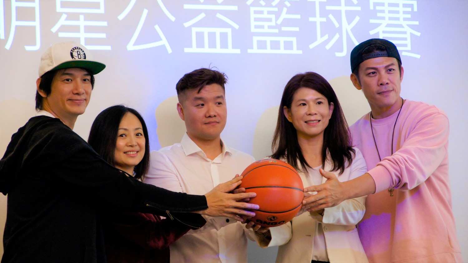 台韓明星籃球隊,將在11月11日於台北和平籃球館舉辦公益賽。 圖/nownews 台韓明星籃球隊,將在11月11日於台北和平籃球館舉辦公益賽。 圖/nownews