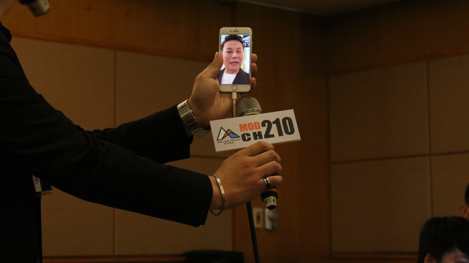 徐乃麟也特別跨海連線,為狼谷競技台獻上祝福。