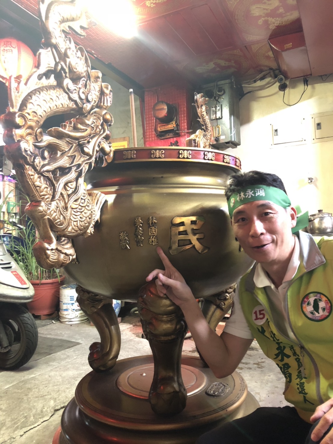 林永鴻找到三重五賢宮的天公爐,上方有先父林國雄的姓名。 圖:林永鴻提供 林永鴻找到三重五賢宮的天公爐,上方有先父林國雄的姓名。 圖:林永鴻提供