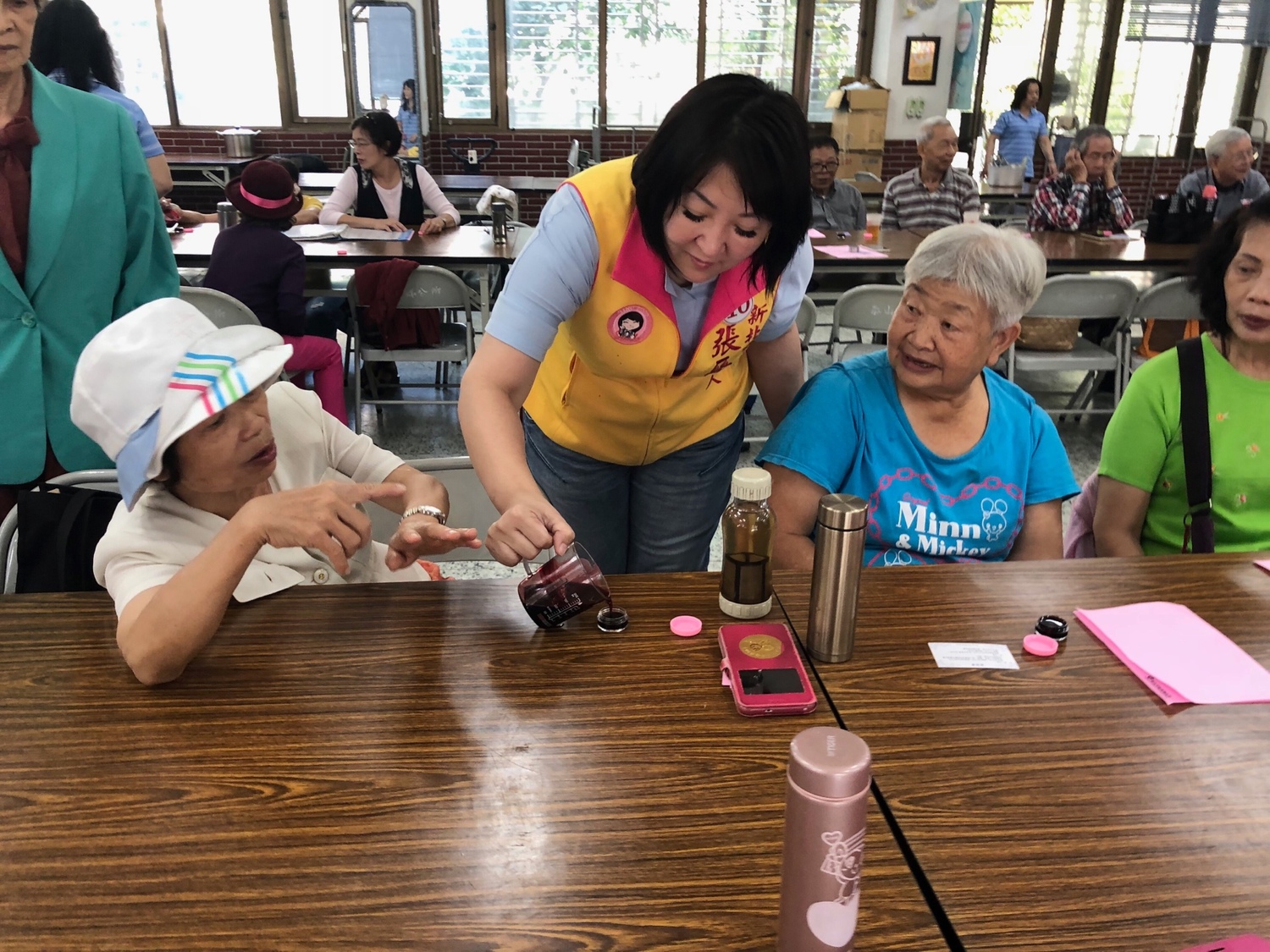 張晉婷今天到泰山貴子社區關懷據點,與社區長輩互動。 圖:張晉婷提供 張晉婷今天到泰山貴子社區關懷據點,與社區長輩互動。 圖:張晉婷提供