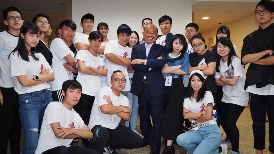民進黨新北市長候選人蘇貞昌24日晚間應淡江大學學生會邀請以「如何抉擇與學習」開講並和學生座談後合影。 圖:淡大學生會/提供 民進黨新北市長候選人蘇貞昌24日晚間應淡江大學學生會邀請以「如何抉擇與學習」開講並和學生座談後合影。 圖:淡大學生會/提供
