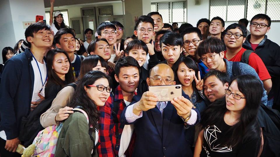 民進黨新北市長候選人蘇貞昌24日晚間應淡江大學學生會邀請以「如何抉擇與學習」開講並和學生座談後合影。 圖:淡大學生會/提供 民進黨新北市長候選人蘇貞昌24日晚間應淡江大學學生會邀請以「如何抉擇與學習」開講並和學生座談後合影。 圖:淡大學生會/提供