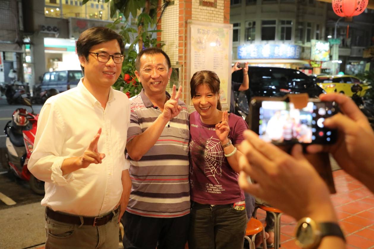 陳其邁與唐鳳用餐時,一直不敢打擾的熱情支持者,等到餐後才爭相合照。 陳其邁競選辦公室提供 陳其邁與唐鳳用餐時,一直不敢打擾的熱情支持者,等到餐後才爭相合照。 陳其邁競選辦公室提供