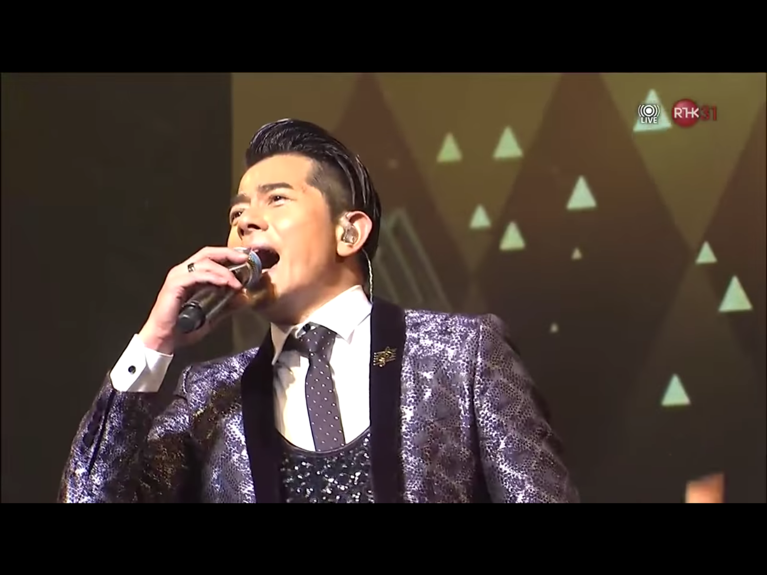 網友笑稱,「如果張學友和郭富城(如圖)一起開演唱會,這樣他們每場一定都能抓到5車犯人」,這就是「學富五車」的道理。 圖:翻攝自Youtube 網友笑稱,「如果張學友和郭富城(如圖)一起開演唱會,這樣他們每場一定都能抓到5車犯人」,這就是「學富五車」的道理。 圖:翻攝自Youtube
