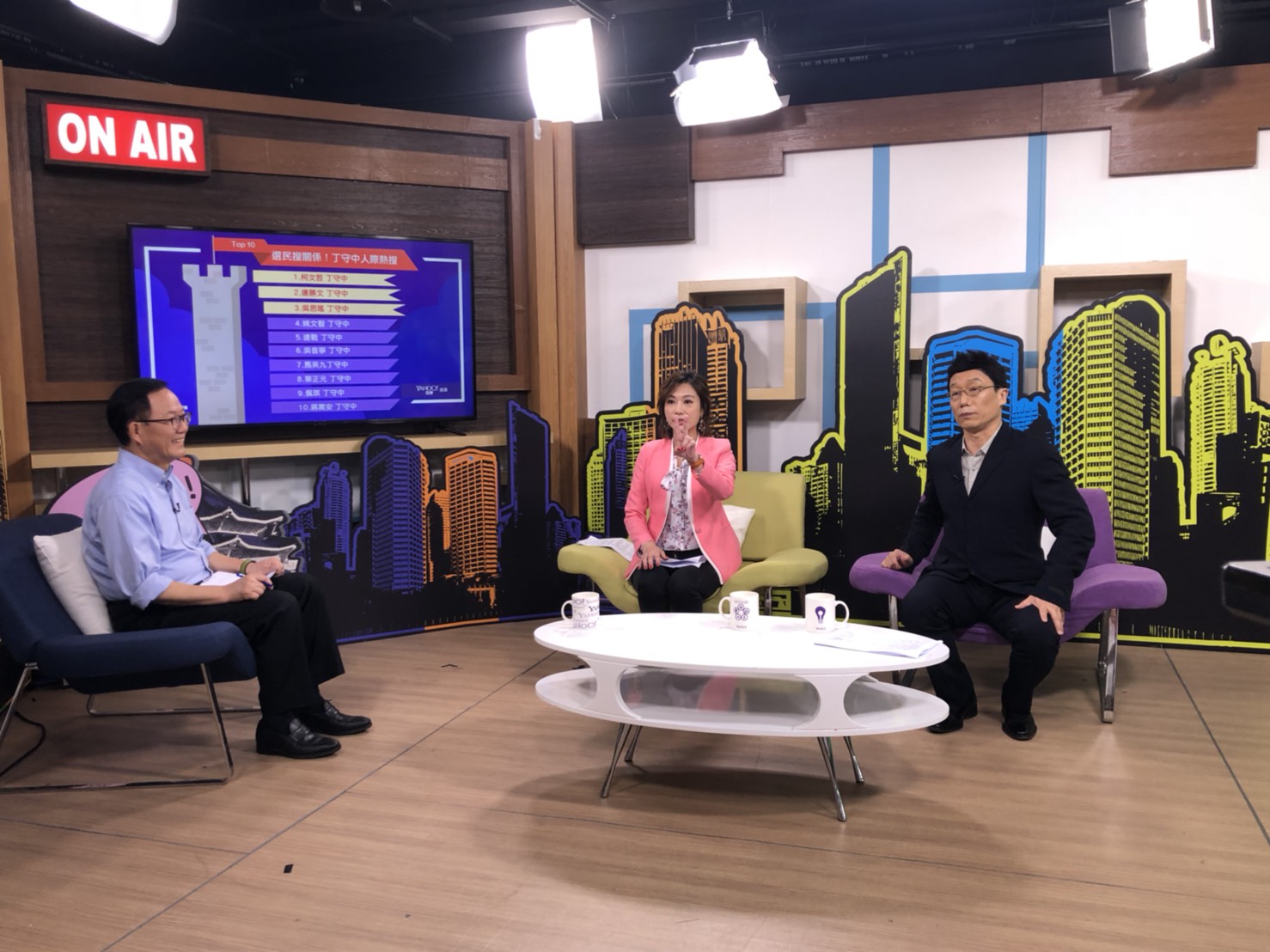丁守中下午參加三立yahoo市長進行式直播節目。 圖:丁守中辦公室提供 丁守中下午參加三立yahoo市長進行式直播節目。 圖:丁守中辦公室提供