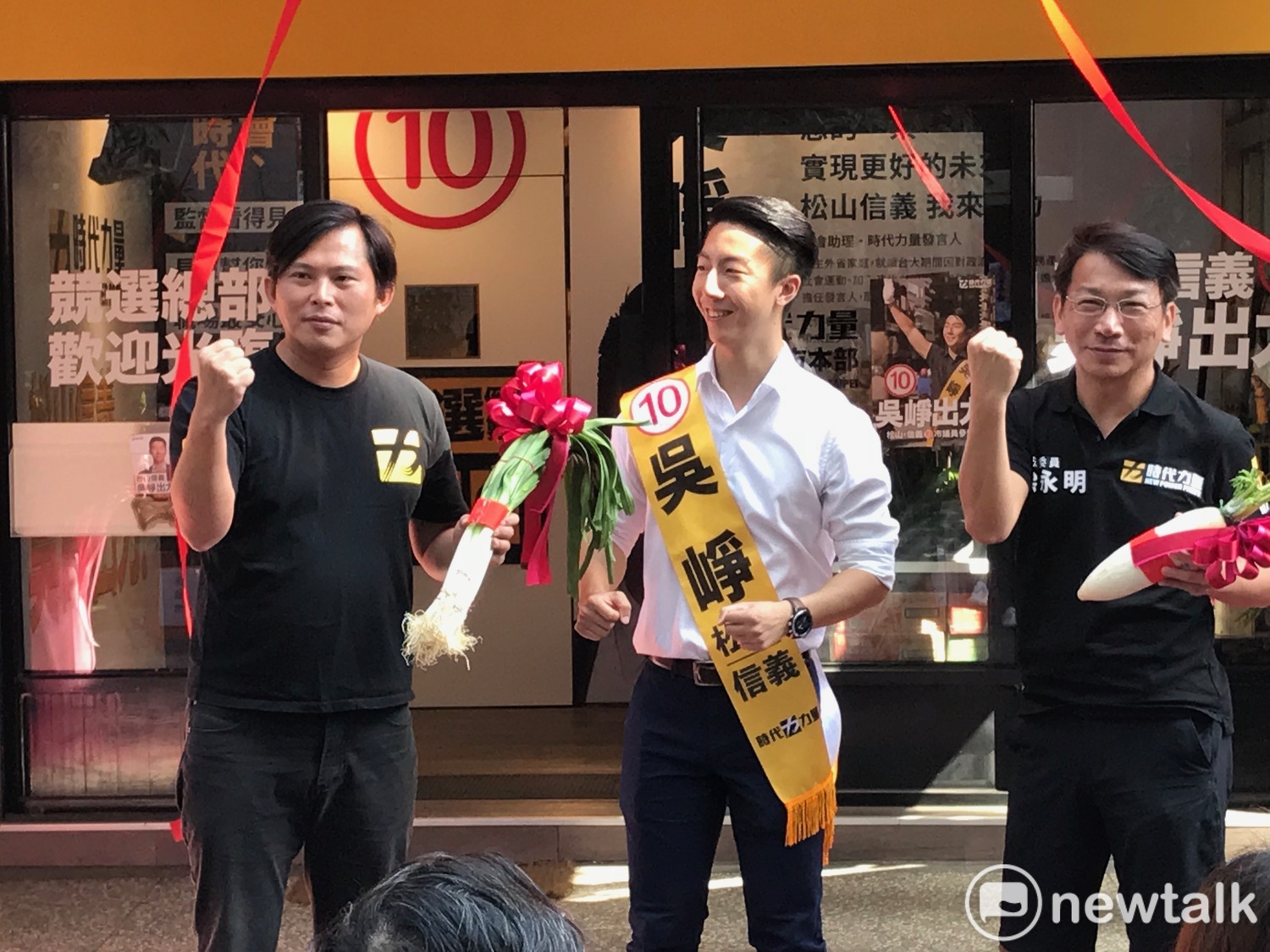 時力候選人吳崢(中)、立委徐永明(左)、黃國昌(右)。 圖:周煊惠 / 攝 時力候選人吳崢(中)、立委徐永明(左)、黃國昌(右)。 圖:周煊惠 / 攝