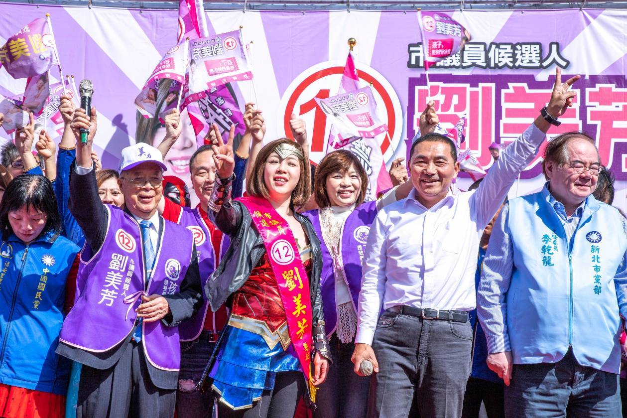 尋求連任的板橋區女議員劉美芳與侯友宜成立聯合競選總部,一身神力女超人扮相,相當吸睛。 圖:劉美芳選辦提供 尋求連任的板橋區女議員劉美芳與侯友宜成立聯合競選總部,一身神力女超人扮相,相當吸睛。 圖:劉美芳選辦提供