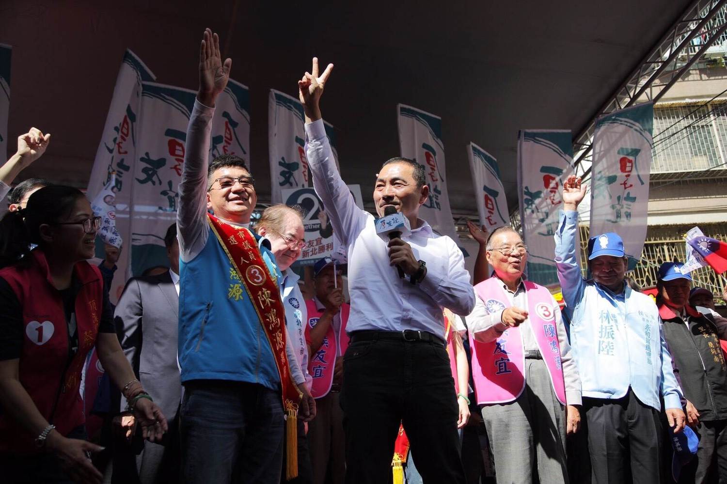 侯友宜呼籲永和選民出來投票,讓他與陳鴻源「接2連3」當選。 圖:侯友宜選辦提供 侯友宜呼籲永和選民出來投票,讓他與陳鴻源「接2連3」當選。 圖:侯友宜選辦提供