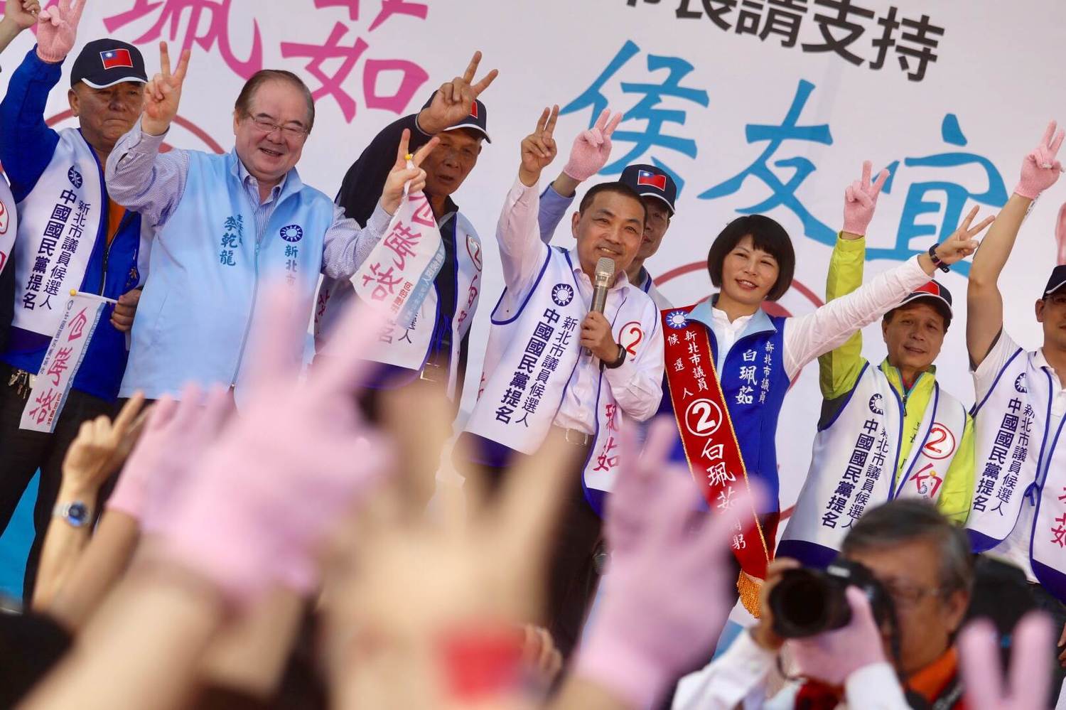 都抽中2號的侯友宜與白珮茹,一起作V字型手勢,呼籲汐止選民投2號。 圖:侯友宜選辦提供 都抽中2號的侯友宜與白珮茹,一起作V字型手勢,呼籲汐止選民投2號。 圖:侯友宜選辦提供