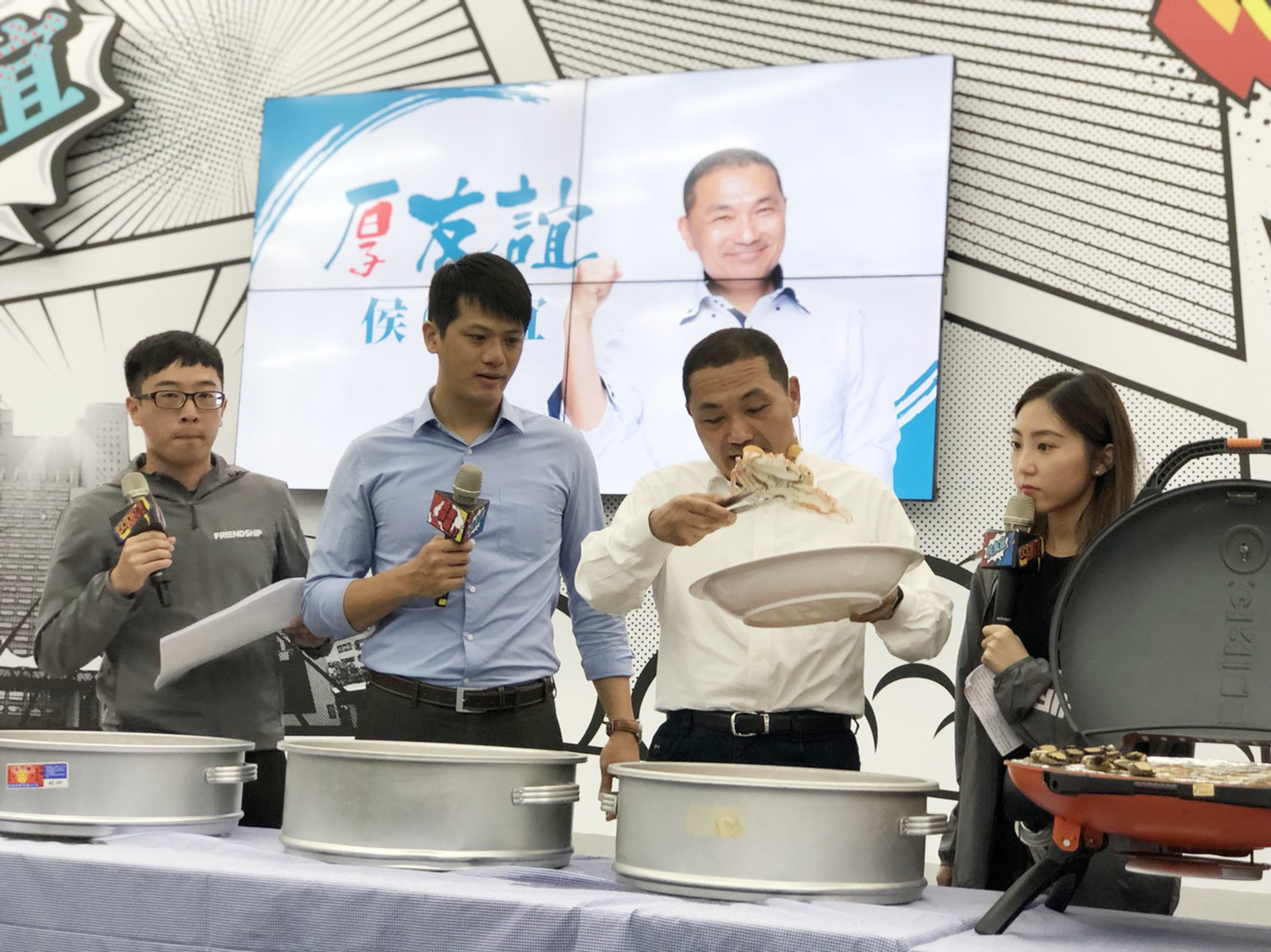 侯友宜試煮「漁港直送」的萬里蟹、貢寮鮑、九孔鮑。 圖:林昀真/攝 侯友宜試煮「漁港直送」的萬里蟹、貢寮鮑、九孔鮑。 圖:林昀真/攝