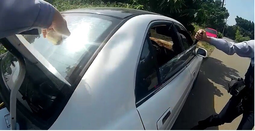 員警巡邏發現路邊有自用小客車排氣管連接一條水管,驚覺有人輕生,立即破窗救人。 圖:平鎮分局宋屋派出所/提供 員警巡邏發現路邊有自用小客車排氣管連接一條水管,驚覺有人輕生,立即破窗救人。 圖:平鎮分局宋屋派出所/提供