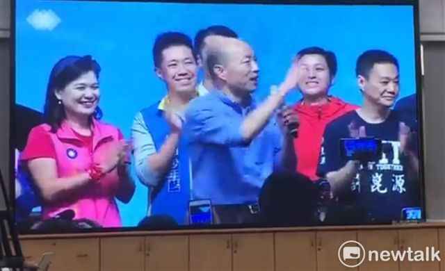 高雄市婦女會播放錄影帶10月11日韓國瑜出席「高雄婦女會挺韓」活動致詞時的現塲。 圖 : 金名/攝 高雄市婦女會播放錄影帶10月11日韓國瑜出席「高雄婦女會挺韓」活動致詞時的現塲。 圖 : 金名/攝