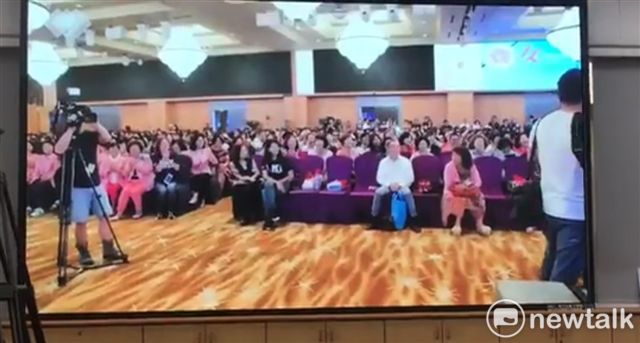 高雄市婦女會指綠委邱議瑩以「你要你的老婆讓韓國瑜睡一晚,當成是你提供了工作機會之後的報酬嗎?」,根本就是醜化、抹黑。 圖 : 金名/攝 高雄市婦女會指綠委邱議瑩以「你要你的老婆讓韓國瑜睡一晚,當成是你提供了工作機會之後的報酬嗎?」,根本就是醜化、抹黑。 圖 : 金名/攝