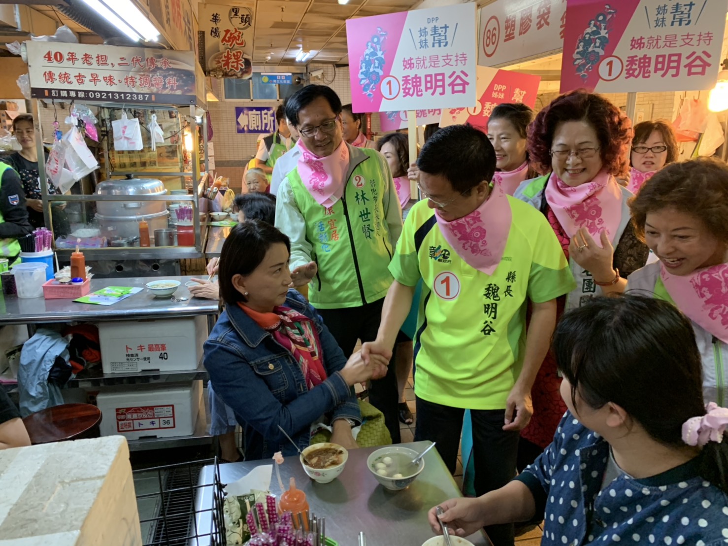 彰化縣新住民陪魏明谷到華陽市場拜票。 魏明谷競選總部/提供 彰化縣新住民陪魏明谷到華陽市場拜票。 魏明谷競選總部/提供