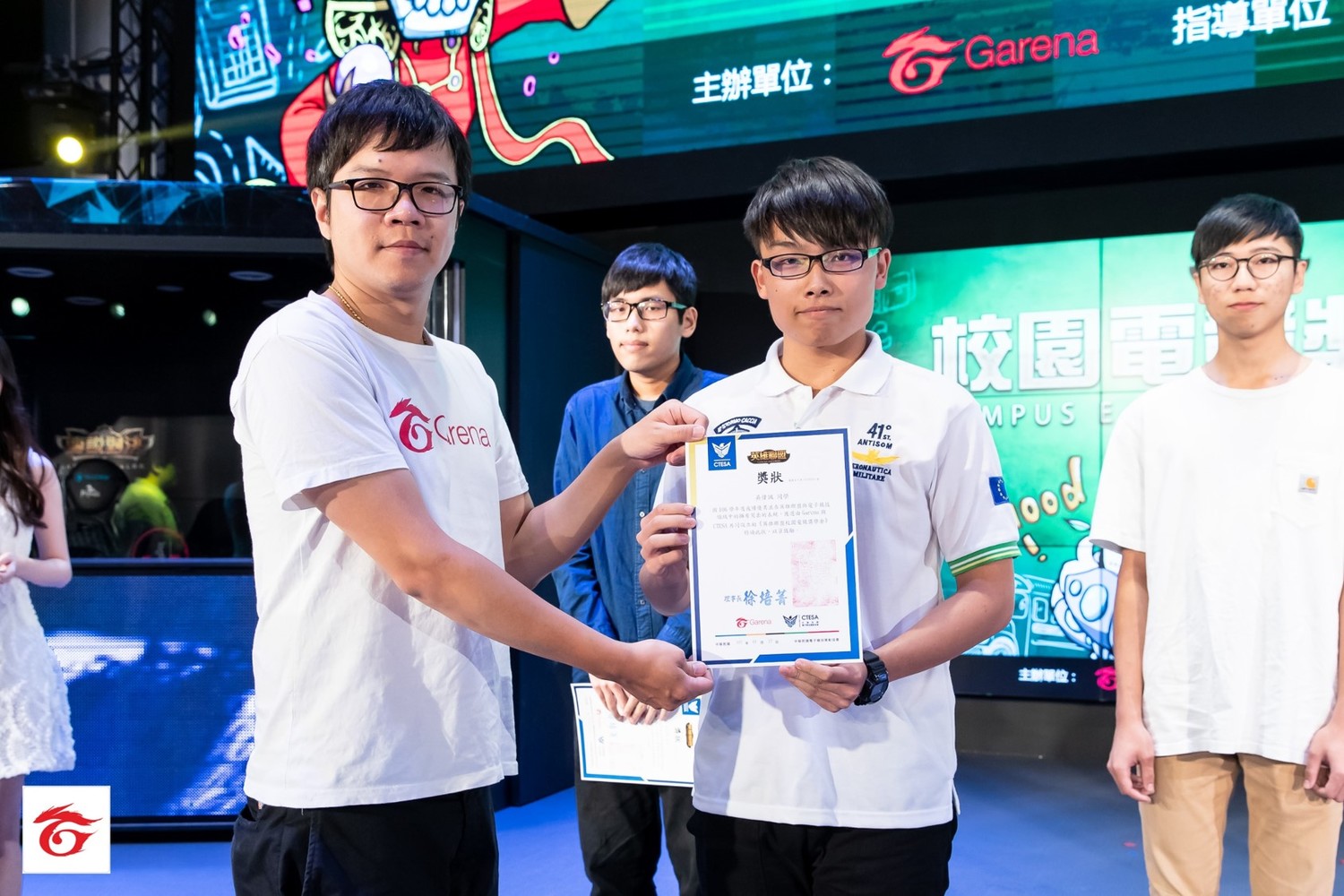 現場由 Garena 電競總監李振邦先生致贈每位同學獎學金與獎狀。