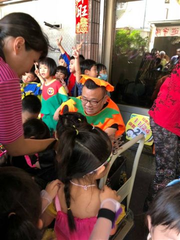 許乃文分派糖果給幼兒園小朋友。 圖:許乃文競選服務處/提供 許乃文分派糖果給幼兒園小朋友。 圖:許乃文競選服務處/提供