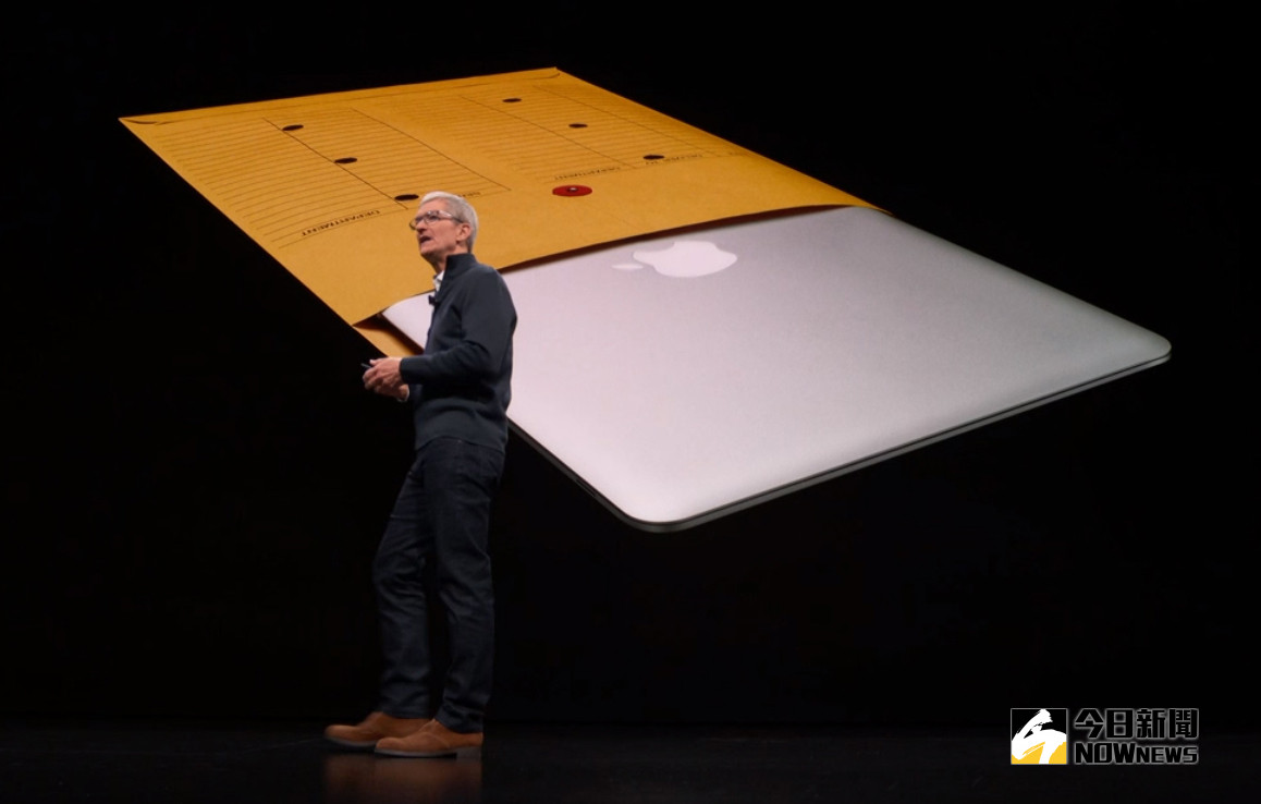 還記得 2008 年 1 月 15 日,賈伯斯從牛皮紙袋取出 MacBook Air 筆記型電腦時的經典畫面與感動嗎? 還記得 2008 年 1 月 15 日,賈伯斯從牛皮紙袋取出 MacBook Air 筆記型電腦時的經典畫面與感動嗎?